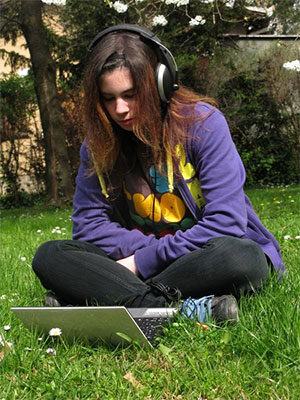 woman-listening-1119039